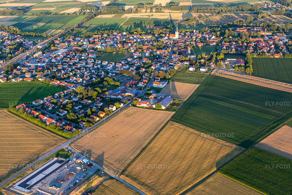 Luftbild: Ortsansicht aus Nordwesten in Sünching im Bundesland Bayern in Deutschland. Foto: IMG_133330.jpg vom 03.07.2022 durch Werner Riehm/FLY-FOTO.deGemeinde Sünching | Gemeinde Sünching