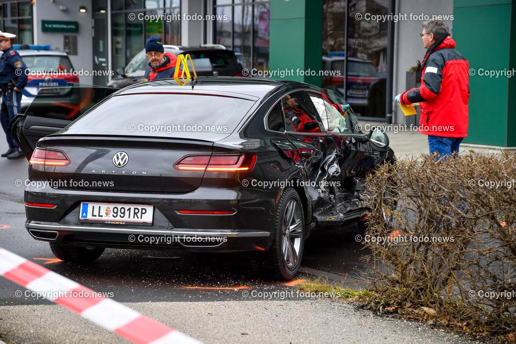Polizeieinsatz Mordversuch_ Polizei_ Leonding_ 09.01.2023-29 | 09.01.2023, Polizeieinsatz Leonding, AUT, im Bild, Polizeieinsatz Mordversuch, Polizei, Fahndung, Tatort, , Kremstalerhof, Unfallfahrzeug zwei, Ort der Festnahme, Spurensicherung