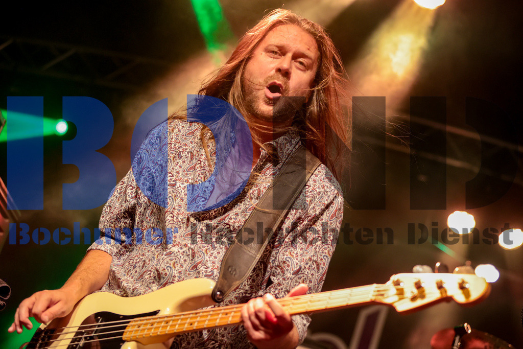 Purple Rising  {date} -  | {headline}(Foto: Sebastian Sendlak / BOND) - Realisiert mit Pictrs.com