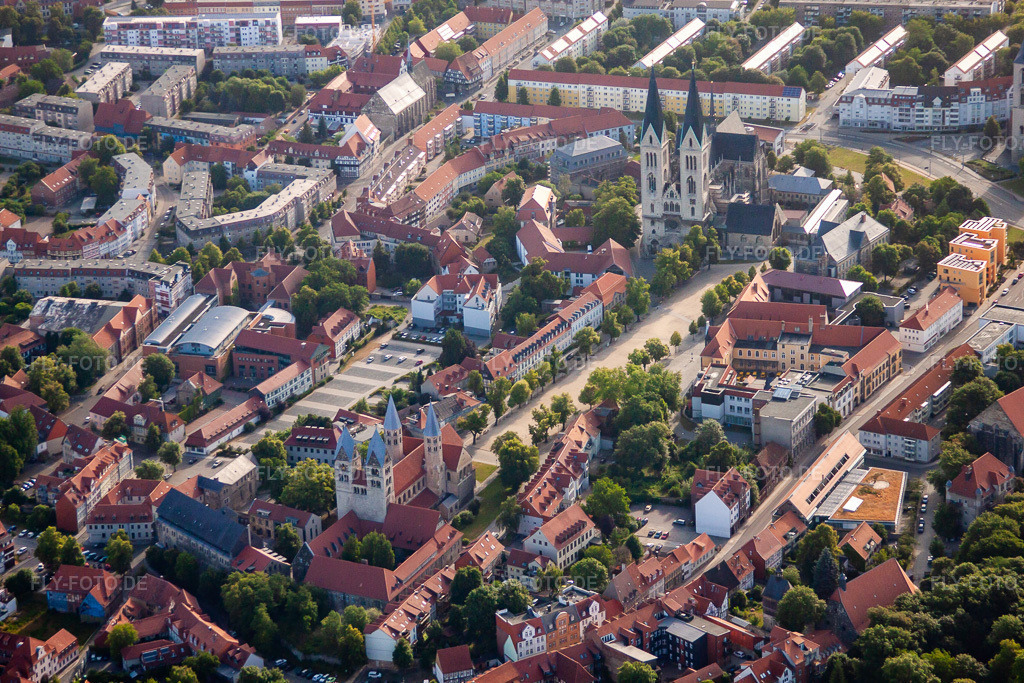 Luftbild: Kirchengebäude des Domes in Halberstadt im Bundesland Sachsen-Anhalt in Deutschland. Foto: IMG_58383.jpg vom 30.06.2013 durch Werner Riehm/FLY-FOTO.de