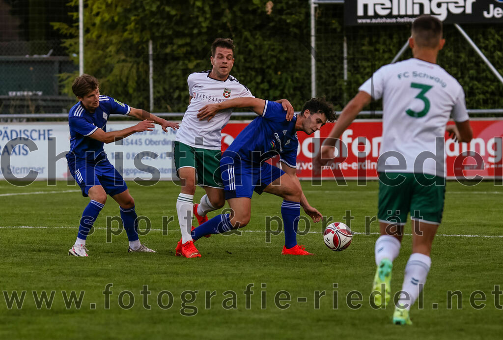 2023-08-01_052_FC_Schwaig_gegen_FC_Deisenhofen | Oberding, Deutschland, 01.08.2023:
Fußball, Toto-Pokal 2023 / 2024, 1. Spieltag, FC Schwaig gegen FC Deisenhofen, Endergebnis: 2:3

Björn Jost (FC Deisenhofen, #22), Tobias Paulus (FC Schwaig, #7), Valentin Köber (FC Deisenhofen, #27)

Foto: Christian Riedel / fotografie-riedel.net