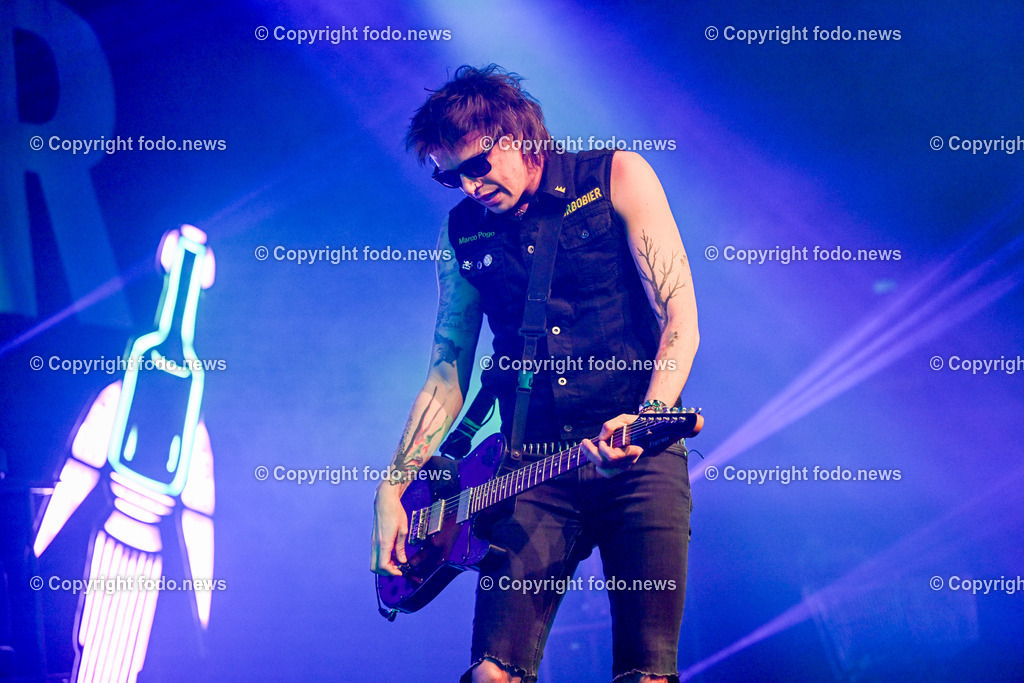 Posthof_ Turbobier_ Konzert_ 15.03.2024-81 | 15.03.2024, Linz, AUT, Posthof, Konzert Turbobier, im Bild Marco Pogo alias Dominik Wlazny (Saenger, Konzepter und Songwriter,  Gitarrist der oesterreichischen Punk-Rock-Band Turbobier, weiters Politiker der Bierpartei, Bezirksrat in Wien Simmering, Praesidentschaftskandidat, Arzt, Mediziner)