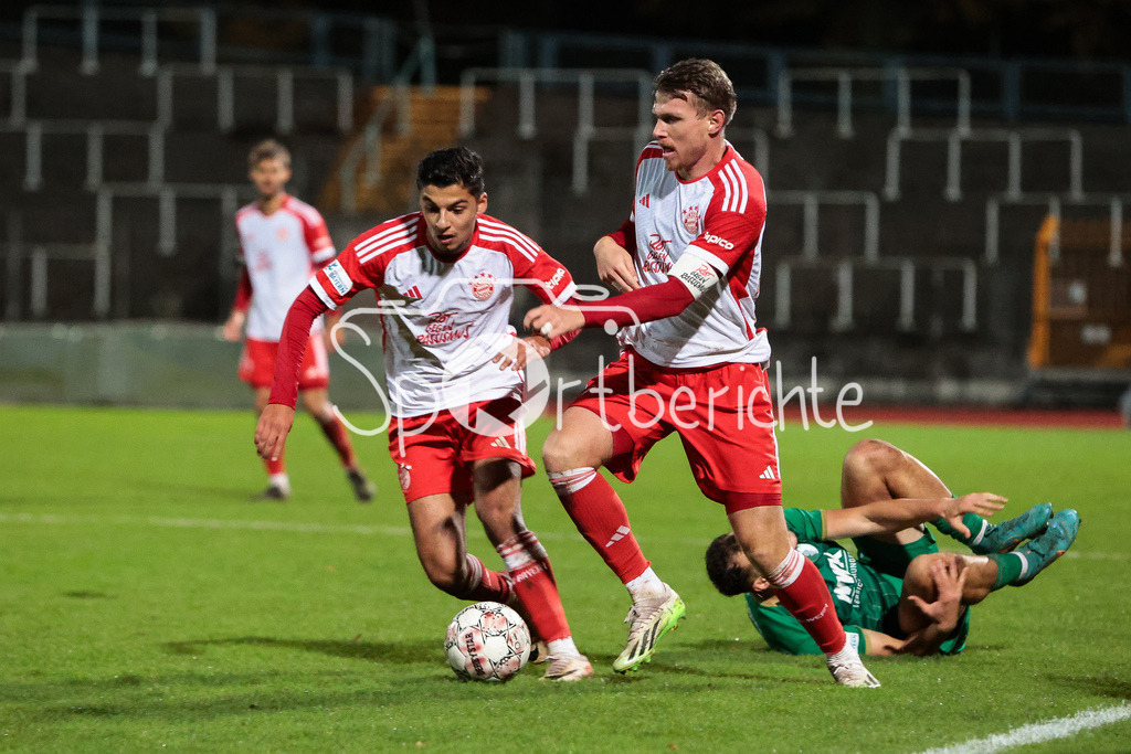 FC Augsburg II - FC Bayern Amateure | Steve BREITKREUZ (FCB #26) im Duell mit Alem JAPAUR (FCA #11) / Zweikampf