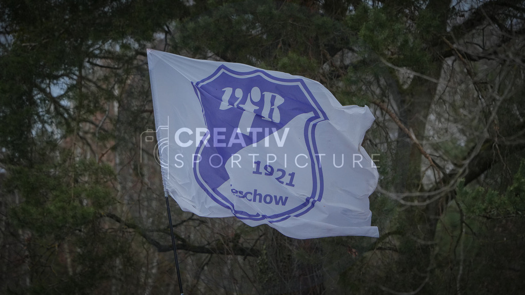 Fußball, Herren, Saison 2025/2026, Landespokal Brandenburg, Halbfinale, RSV Eintracht 1949 vs. VfB 1921 Krieschow, Samstag 28.03.2026, Sportplatz-Heinrich-Zille-Straße | Fußball, Herren, Saison 2025/2026, Landespokal Brandenburg, Halbfinale, RSV Eintracht 1949 vs. VfB 1921 Krieschow, Samstag 28.03.2026, Sportplatz-Heinrich-Zille-Straße, Im Bild: Eine Fahne von Fans des VfB Krieschow weht im Gästeblock - Realisiert mit Pictrs.com