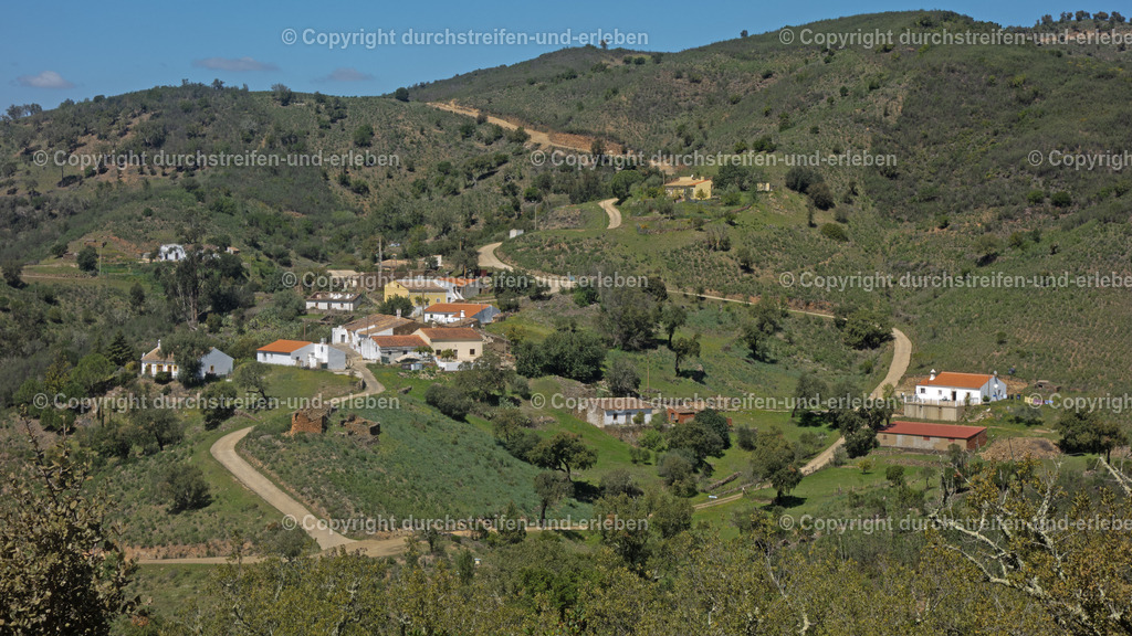 Blick aufs Dorf Fornalha, Serra do Caldeirão, Algarve | Blick aufs Dorf Fornalha, Serra do Caldeirão, Algarve - Realisiert mit Pictrs.com