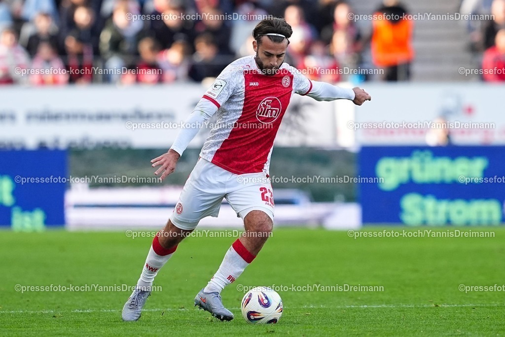 xYDRx18102501194 | 18.10.2025, xydrx, Fußball, 3.Liga, Rot-Weiss Essen - FC Viktoria Köln, Saison 2025 2026, Stadion an der Hafenstraße:  Jose-Enrique Rios Alonso (Rot-Weiss Essen #23)  DFB regulations prohibit any use of photographs as image sequences and or quasi-video.