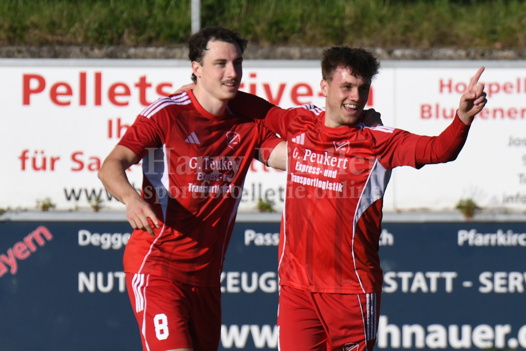TSV Seebach : TB 03 Roding | Seebacher Jubel: li. Jonas Hoffmann (TSV Seebach #8) mit Simon Griesbeck (TSV Seebach #11) - Realisiert mit Pictrs.com