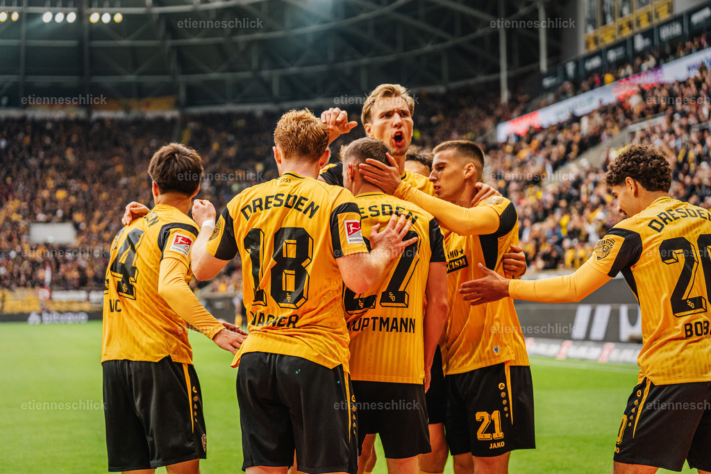 Dresdner SC - Allianz MTV Stuttgart, DEKRA 1. Bundesliga Frauen, Volleyball | Im Bild: Niklas Hauptmann (27, SG Dynamo Dresden) trifft 11 Meter nach Faul18.10.2026, SG Dynamo Dresden - 1. FC Magdeburg, 2. BUNDESLIGA - 8. SPIELTAG, Fußball, Deutschland, Dresden, Rudolf-Harbig-Stadion