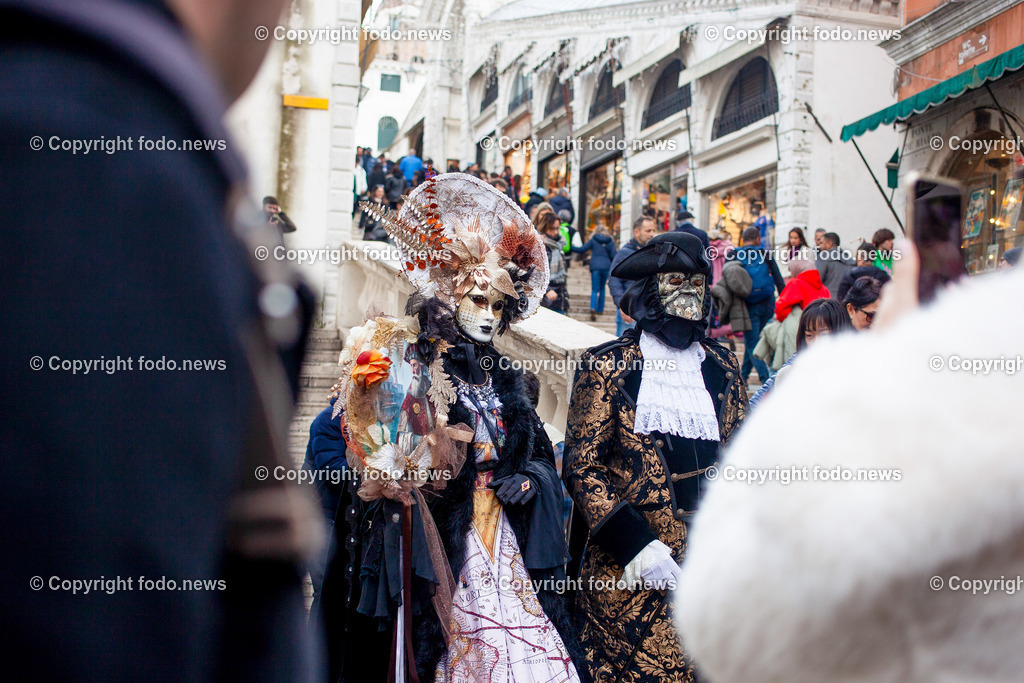 Venedig_ Stadtansichten_ Karneval_ 11.02.2024-18 | 11.02.2024, Italien, ITA, Venetien, Venedig, im Bild Venedig, Stadtansichten, Touristen, Reisefeature, Karneval, Reise, Venedig, Venezia, Venetien, Stadtansicht, Campanile, Canale Grande, Markusplatz, Markuskirche, Touristen, Gendel, Gondolere, Faehre, Motorboot, Wassertaxi, Vaporetto, Adria, Lagune, Pfahlbauten, Bruecke, Rialtobruecke, La Gondola, Dogenpalast, Italien, Hochwasser, Creativ, Kreativ