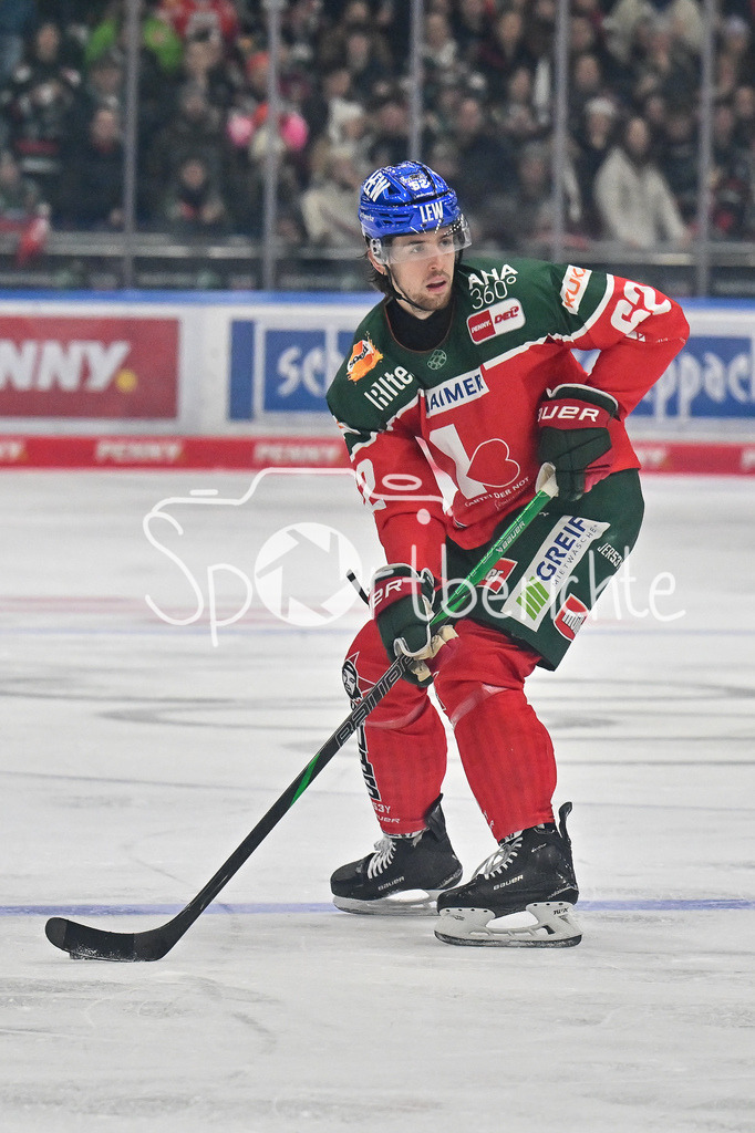 Augsburger Panther - Düsseldorfer EG | am PUck Thomas SCHEMITCH (Augsburger Panther #62) / Freisteller / Einzelfoto / DEL: Augsburger Panther - Düsseldorfer EG, Curt Frenzel Stadion am 13.12.2024