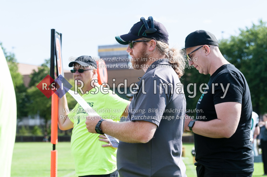 American Football, Saison 2022, Regionalliga Nord, Hamburg Blue Devils - Oldenburg Knights, Dr.-Hermann-Schnell-Sportplatz (Hamburg), 06.08.2022, 07. Gameweek | Marius Kitchingmann (RB Coach, Oldenburg) steht an der Sideline.