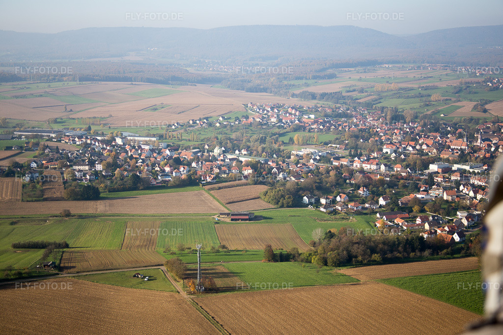 Luftbild: Ortsansicht in Soultz-sous-Forêts im Bundesland Bas-Rhin in Frankreich. Foto: IMG_075537.jpg vom 01.11.2014 durch Werner Riehm/FLY-FOTO.de