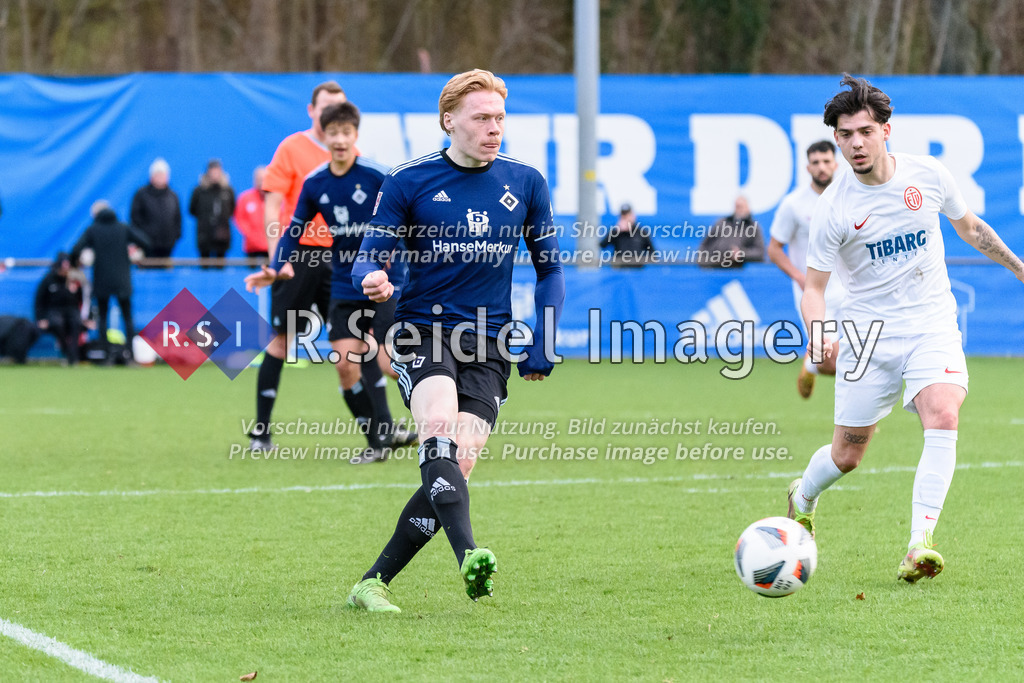 Fußball, Saison 2022/23, Freundschaftsspiel, Hamburger SV II (U21) - Eimsbütteler TV, Trainingsplatz am Volksparkstadion (Hamburg), 28.03.2023 | Leon Sommer (#22, HSV II), Diego Larralde Berendsohn (#77, ETV)