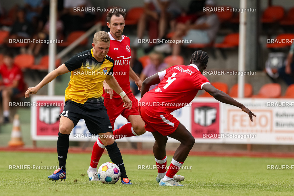 1_SVSKFC_20250726_0627.JPG -  - SV Schermbeck - KFC Uerdingen  - Testspiel | Schermbeck, Deutschland, 26.07.25: Jan Bachmann (KFC Uerdingen) und Yannick Babo (SV Schermbeck) im Kampf um den Ball während des Testspiel Spiels zwischen SV Schermbeck - KFC Uerdingen  in der Volksbank Arena am 26. July 2025 in Schermbeck, Deutschland. (Foto von Stefan Brauer/Brauer-Fotoagentur)
