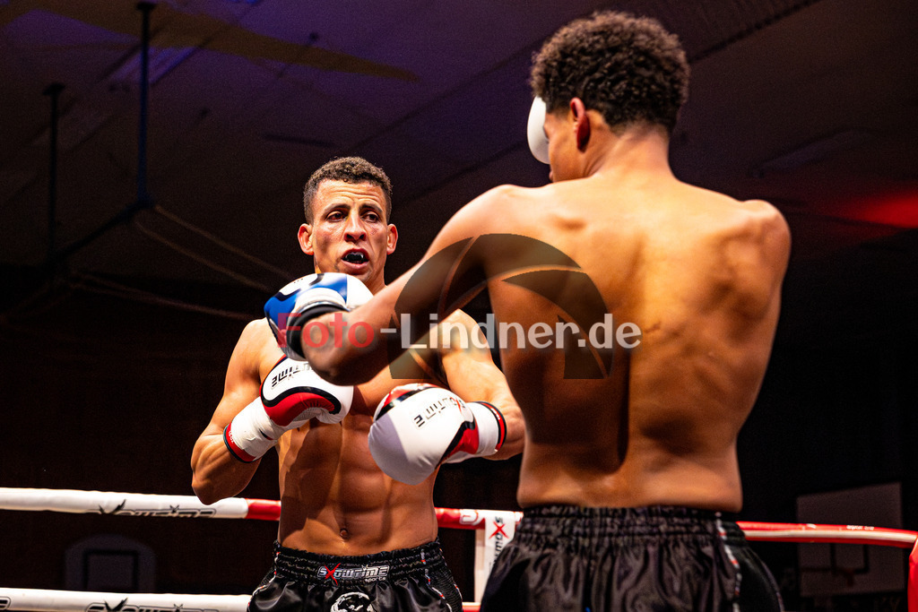 Daniel Reichhart (Sportclub Allgäu - blau) gegen Youssef Guella (SCS M - rot) | MFA Fight Night K1 Style bis 80kg Kampf 13, Daniel Reichhart (Sportclub Allgäu - blau) gegen Youssef Guella (SCS M - rot), 20251108,,2025-11-08 in Penzberg (Wellenberghalle Penzberg), Copyright: WolfgangxLindner www.foto-lindner.de
