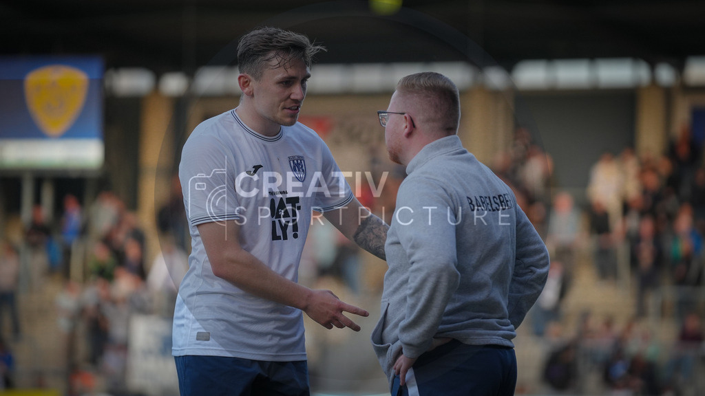 Fußball, Herren, Saison 2025/2026, Regionalliga Nordost, 30. Spieltag, FSV 63 Luckenwalde vs. SV Babelsberg 03, Freitag 17.04.2026, Karl-Liebknecht-Stadion Potsdam | Fußball, Herren, Saison 2025/2026, Regionalliga Nordost, 30. Spieltag, FSV 63 Luckenwalde vs. SV Babelsberg 03, Freitag 17.04.2026, Karl-Liebknecht-Stadion Potsdam, Im Bild: Nils Schätzle (l. babelsberg) im Gespräch mit Trainer Johannes Lau (r. Babelsberg) - Realisiert mit Pictrs.com