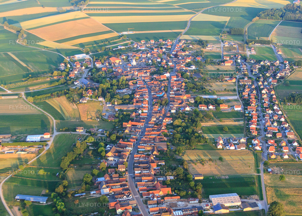 Luftbild: Ortsansicht von Osten in Niederlauterbach im Bundesland Bas-Rhin in Frankreich. – Foto: IMG_67974.jpg vom 19.06.2014 durch Werner Riehm/FLY-FOTO.de – Auflösung des Originals: 4216 x 3011 px