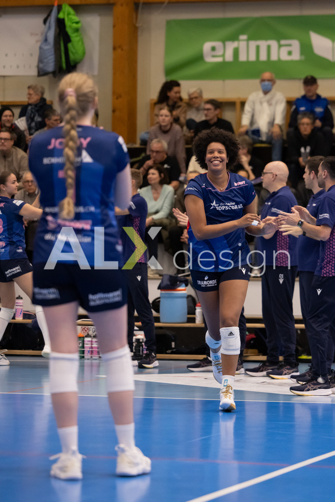 Volleyball I Frauen I Saison 2025-2026 I Volleyball NLA | Women I 1/2 Finals I  VC Kanti Schaffhausen - Sm'Aesch Pfeffingen I 18.03.2026 | 23 Emma Ellis (USA) (Sm'Aesch Pfeffingen) – Diagonalangriff - Realisiert mit Pictrs.com