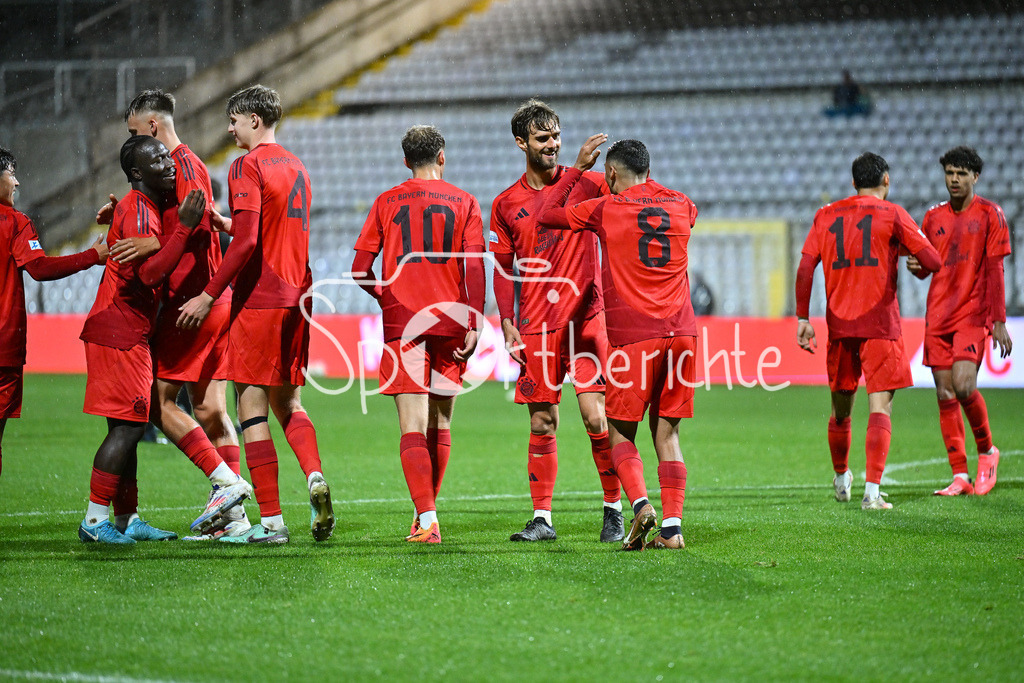 FC Bayern Amateure - TSV Buchbach | Jubel nach dem Treffer zum 2-1 durch Luca DENK (FC Bayern München II #6) / Tor / Jubel / Happy / Tor / torschuezte / Regionalliga Bayern: FC Bayern München II - TSV Buchbach, Gruenwalder Stadion am 27.09.2024