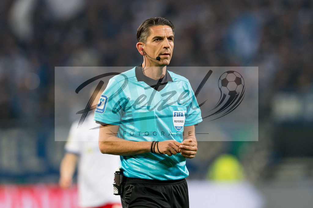 HSVSCF20220419_300 | Fussball, Herren: Referee Deniz Aytekin schaut beim DFB-Pokal-Halbfinalspiel zwischen Hamburger SV und SC Freiburg im Volksparkstadion am 19.04.2022 in Hamburg, Deutschland.DFB / DFL REGULATIONS PROHIBIT ANY USE OF PHOTOGRAPHS AS IMAGE SEQUENCES AND/OR QUASI-VIDEO. - Realisiert mit Pictrs.com