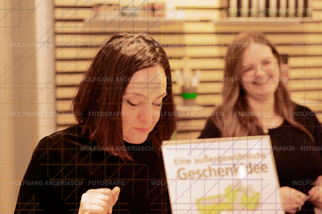 20251130-104746_Schmuck_R3A_0145_wa | Eine besondere Vernissage mitten im Flagship-Store von BÄR Schuhe in Frankfurt: Schmuck trifft auf orthopädische Schuhkunst, Design auf Wohlgefühl. Zwischen funkelnden Details und anatomischer Präzision entstand ein Abend voller Stil, Inspiration und echter Handwerksqualität. Ein herzliches Dankeschön an Alexandra Feirer für die großartige Gastfreundschaft und diesen stimmungsvollen Rahmen. - Realisiert mit Pictrs.com