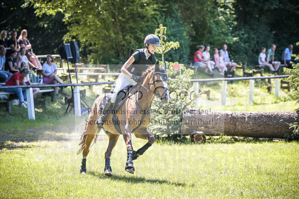 DOS_7605 | Entdecke hochwertige Reitturnierfotos von Foto Oger. Professionell, emotional und authentisch – jetzt Lieblingsmomente im Shop bestellen. - Realisiert mit Pictrs.com