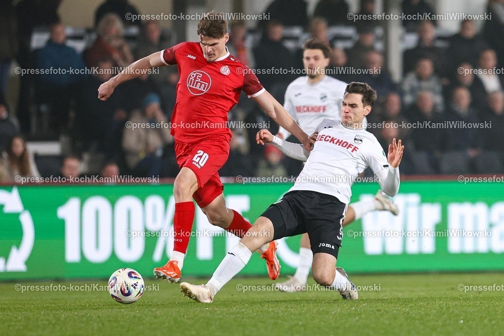 xKWIx13122501024 | 13.12.2025, xKWIx, Fußball, 3. Liga, SC Verl - Rot-Weiss Essen, SPORTCLUB Arena: Marek Janssen (Rot-Weiss Essen #20) im Zweikampf gegen Martin Ens (SC Verl #5) Photo: xKamilxWilkowskixPressefotoKochx
