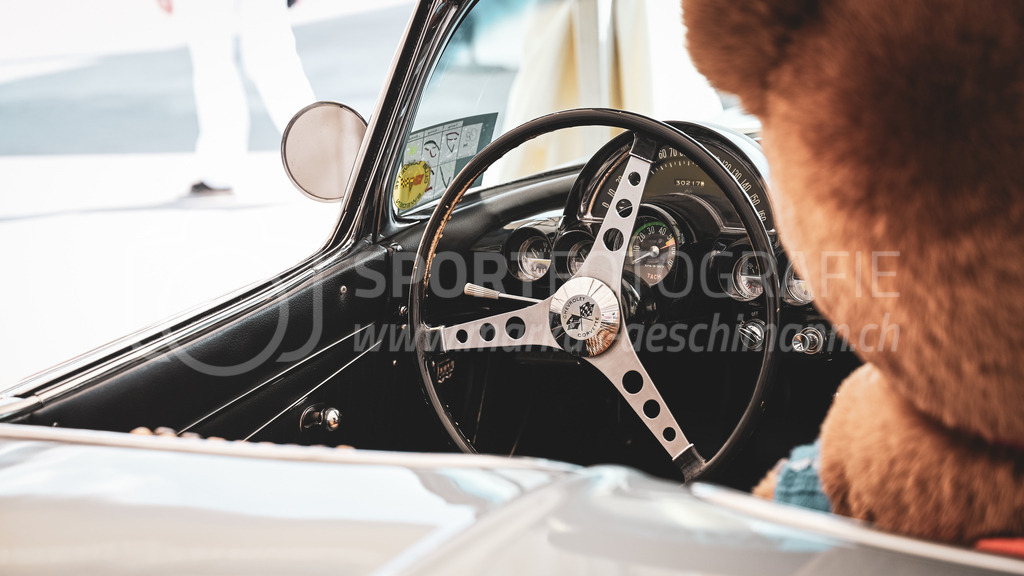 19. Arosa ClassicCar 2023 - 3. September 2023 | 19. Arosa ClassicCar 2023
Arosa, Schweiz
Steuerrad des Chevrolet Corvette C1, Jahrgang 1962, von Meier Hansruedi aus Arosa / Bäch (Startnummer 117).
@arosaclassiccar, @arosa.official, #arosaclassiccar, #arosa, #76curves, #classiccar
Bild: Sportfotografie Markus Aeschimann | www.markus-aeschimann.ch - Realisiert mit Pictrs.com