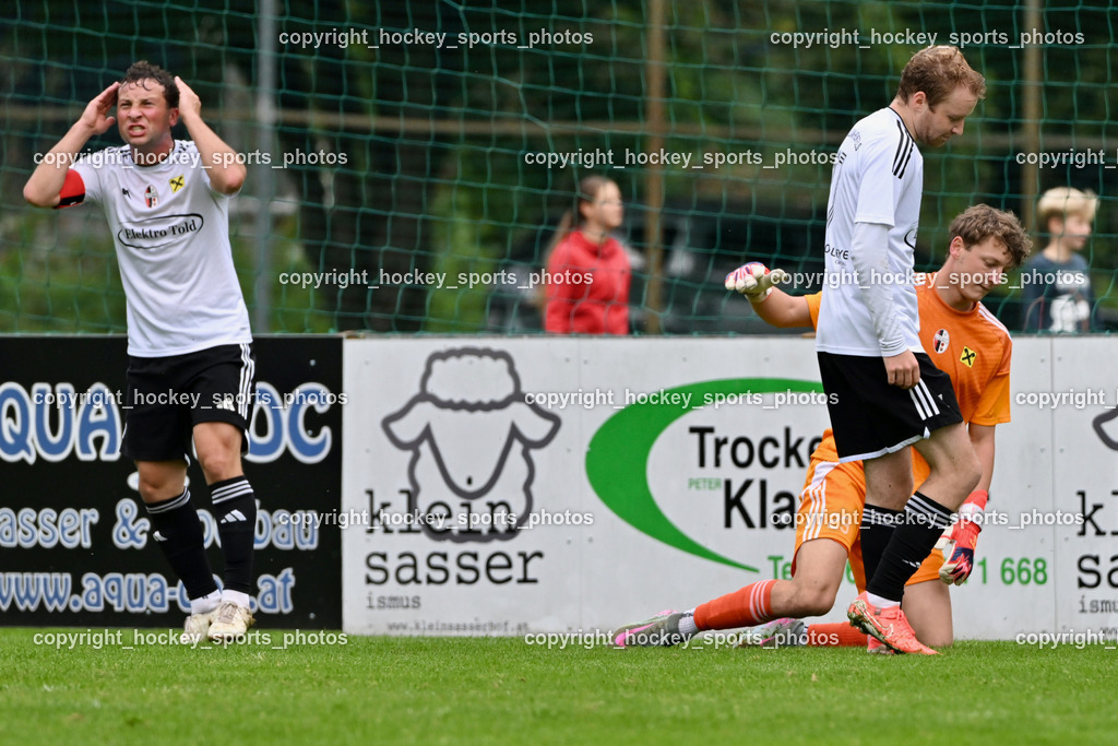 SV Rothenthurn vs. FC Union Sillian | #6 Gabriel Mayr FC Union Sillian, #17 Manuel Niedrist FC Union Sillian, #29 Raphael Bstieler FC Union Sillian, SV Rothenthurn vs. FC Union Sillian, SV Rothenthurn vs. FC Union Sillian am 28.09.2025 in Rothenthurn (Sportplatz Rothenthurn), Austria, (Photo by Bernd Stefan)