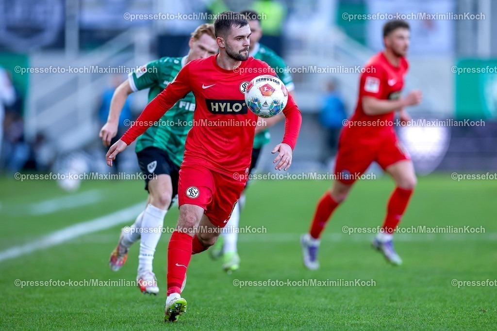 PRM21122501029 | 21.12.2025, Fußball, Preußen Münster - SV 07 Elversberg, 2. Fußball Bundesliga,  Preußenstadion, 17.Spieltag, Saison 2025 2026: Lukasz Poreba (Elversberg #08) neben Luca Bolay (Preussen Muenster #25)  DFB regulations prohibit any use of photographs as image sequences and or quasi-video.