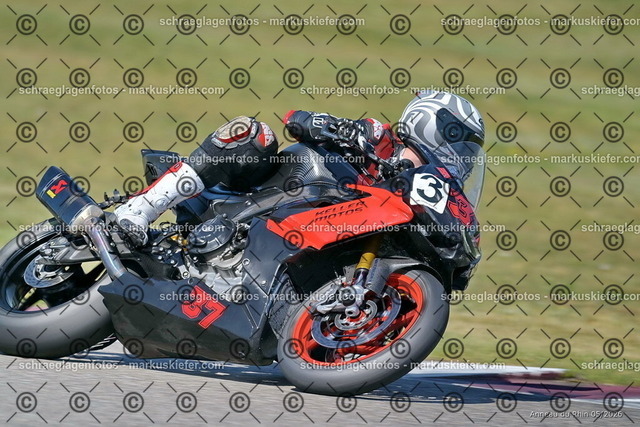 26BT02-0226 | markuskiefer.com - Realisiert mit Pictrs.com