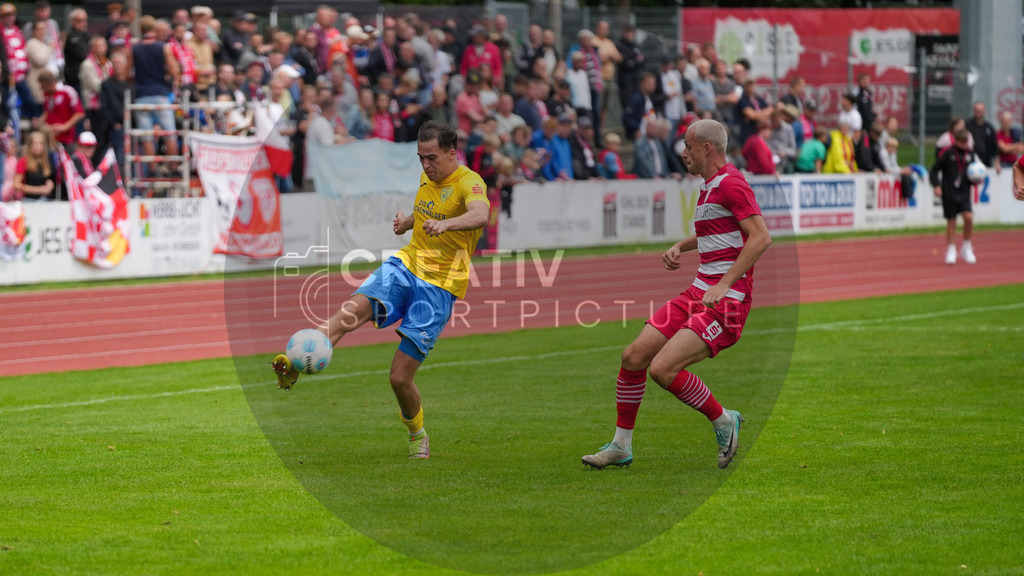 Fußball, Herren, Saison 2025/2026, Regionalliga Nordost, 9. Spieltag, Greifswalder FC vs. FSV 63 Luckenwalde, Sonntag 21.09.2025, Volksstadion Greifswald, | Fußball, Herren, Saison 2025/2026, Regionalliga Nordost, 9. Spieltag, Greifswalder FC vs. FSV 63 Luckenwalde, Sonntag 21.09.2025, Volksstadion Greifswald, Im Bild: Simon Gollnack (l. Luckenwalde) und Steffen Eder (r. Greifswald) - Realisiert mit Pictrs.com