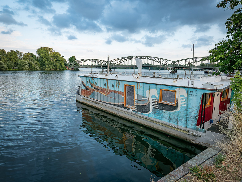 Venedig | bemaltes Hausboot bei den Havelkieseln vor der Großen Eiswerderbrücke - Realisiert mit Pictrs.com