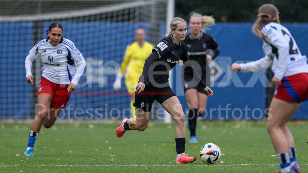 Fussball, 2. Frauen-Bundesliga, Hamburger SV - Borussia Mönchengladbach | v.li.: Laura Radke (Borussia Mönchengladbach, 10) am Ball, Einzelbild, Ganzkörper, Aktion, Action, Spielszene, DIE DFB-RICHTLINIEN UNTERSAGEN JEGLICHE NUTZUNG VON FOTOS ALS SEQUENZBILDER UND/ODER VIDEOÄHNLICHE FOTOSTRECKEN. DFB REGULATIONS PROHIBIT ANY USE OF PHOTOGRAPHS AS IMAGE SEQUENCES AND/OR QUASI-VIDEO.