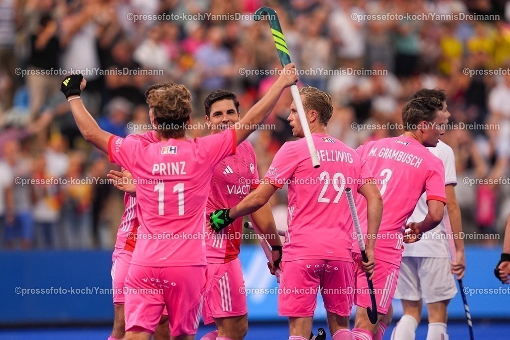 xydrx08082502086 | 08.08.2025, xydrx, Herren EuroHockey Championship 2025, Gruppenphase, Gruppe B, Deutschland - Frankreich, Sparkassenpark Mönchengladbach: Torjubel nach dem Tor zum 2:2 für die Deutsche Feldhockey Nationalmannschaft durch Torschütze Gonzalo Peillat (Deutsche Feldhockey Nationalmannschaft #16) zusammen mit Thies Prinz (Deutsche Feldhockey Nationalmannschaft #11) Malte Hellwig (Deutsche Feldhockey Nationalmannschaft #29)
