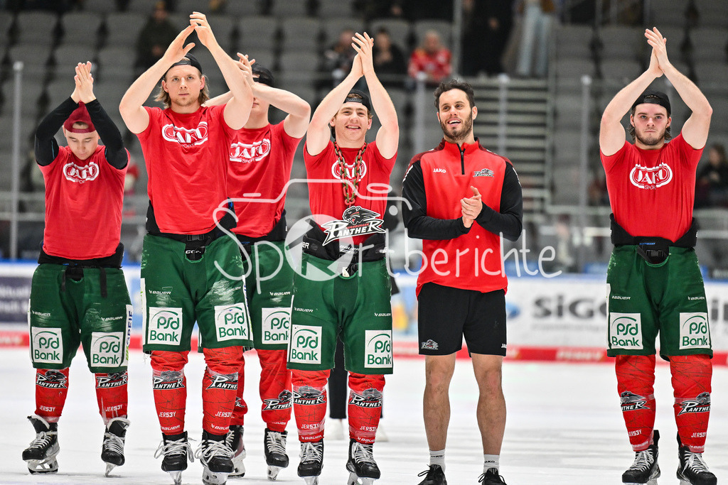 Augsburger Panther - Eisbären Berlin | AUGSBURG, GERMANY - 27. JANUARY: die Mannschaft der Panther feiert zusammen mit den Fans den 2-1 Heimsieg gegen Berlin nach dem Match zwischen den Augsburger Panthern und den Fischtown Pinguins am 43. Spieltag der Penny DEL im Curt Frenzel Stadion - Moritz ELIAS (Augsburger Panther 46), Moritz WIRTH (Augsburger Panther 9), Sebastian ZWICKL (Augsburger Panther 83), Kyle MAYHEW (Augsburger Panther 27) Ryan BUTTON (Augsburger Panther 55) und D. J. BUSDEKER (Augsburger Panther 14)