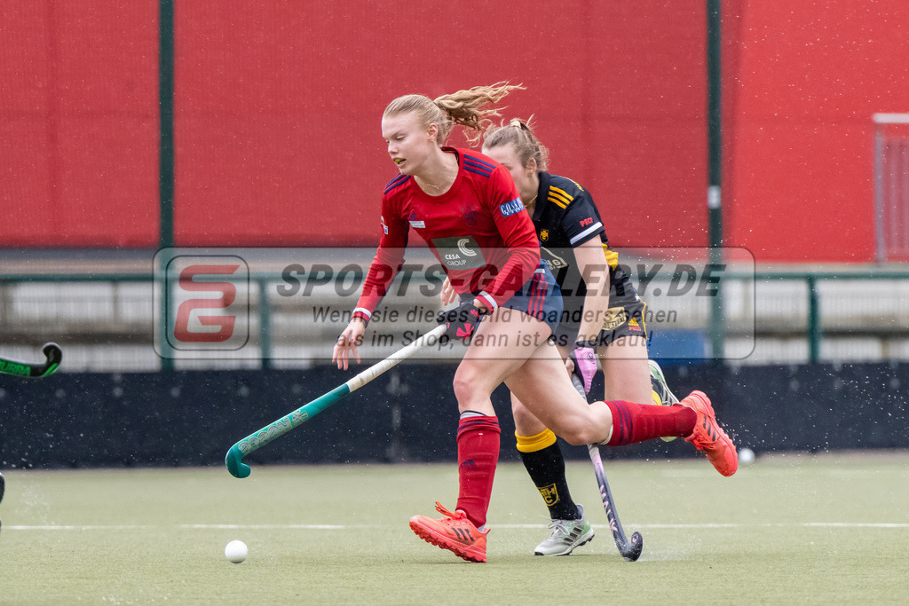 HK_20230401_106638 | 1. Bundesliga Damen Düsseldorfer HC - Harvestehuder THC  am 1.4.2023 DHC Düsseldorf, Düsseldorf , Lilly Stoffelsma ( Düsseldorfer HC #50 ) , Martin Pelegrina Teresa ( Harvestehuder THC #13 )