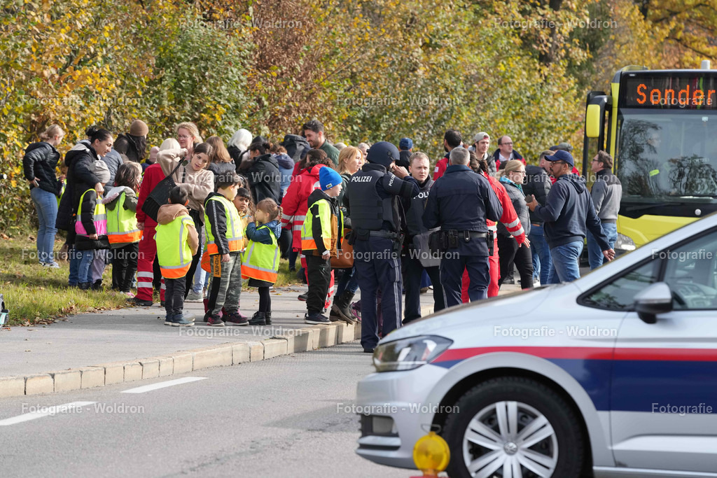 20221111 Amoklauf in Mittelschule Haselstauden | DORNBIRN, OESTERREICH - 11. NOVEMBER: Polizeieinsatz waehrend des Amoklaufs in der Mittelschule Haselstauden in Mittelschule Haselstauden on November 11, 2022 in Dornbirn, Austria.