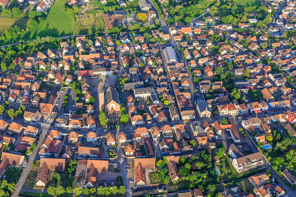 Vue aérienne: Rue du Mal Foch, Rue Clémenceau à Marckolsheim dans le département Bas Rhin, France. Photo: IMG_147378.jpg prise le 29/05/2025 par Werner Riehm/FLY-FOTO.eu – Résolution de l'original: 5045 x 3363 px