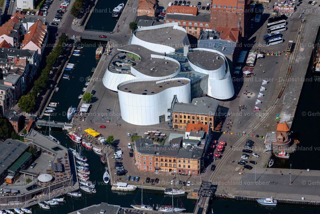 4061660 | STRALSUND 08.09.2021 Hafeninsel mit dem Ozeaneum Meereskunde- Museum der OZEANEUM Stralsund GmbH an der Hafenstraße in der Hansestadt Stralsund in Mecklenburg - Vorpommern. Weiterführende Informationen bei: Behnisch Architekten GmbH,  Hansestadt Stralsund,  OZEANEUM Stralsund GmbH,  Schweitzer GmbH - Beratende Ingenieure,  Stadtmarketings Stralsund e.V.. // Harbor island by Ozeaneum Oceanographic Museum in Stralsund in Mecklenburg - Western Pomerania. Further information at: Behnisch Architekten GmbH,  Hansestadt Stralsund,  OZEANEUM Stralsund GmbH,  Schweitzer GmbH - Beratende Ingenieure,  Stadtmarketings Stralsund e.V.. Foto: Gerhard Launer