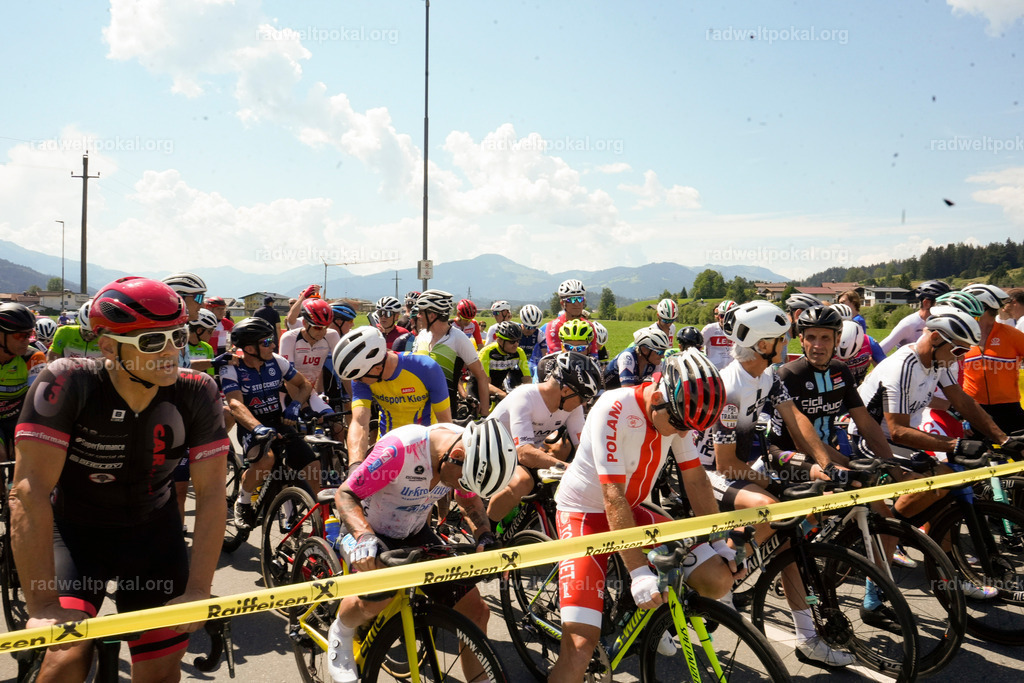 304_20230817_Bewerb_Maenner_Muehlanger | AUT - OESTERREICH, 2023-08-16: SPORT RENNRAD-FAHREN - 55. INTERNATIONALER RADWELTPOKAL IN ST. JOHANN IN TIROL  - Vintage-Radrennen mit WM-Bronze-Medaillen-Siegerin Christina Schweinberger, den Teilnehmer und Alexander Baumann (vom Orginastions-Team) - TAG 2 BEWERB MAENNER IN SECHS GRUPPEN  ; Foto: Roland Muehlanger