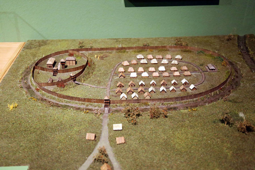 Foto: Leipzig - Stadtgründung Leipzig - Stadtbrief - Modell der Urbs Lipzi von Sybille Thiel 2017 - Ausstellung im Stadtgeschichtlichen Museum Leipzig | Das Team hinter BILDLEXIKON LEIPZIG bündelt historische wie aktuelle Informationen über die Stadt Leipzig in Text und Bild auf einer Plattform und stellt diese der interessierten Öffentlichkeit zur Verfügung.