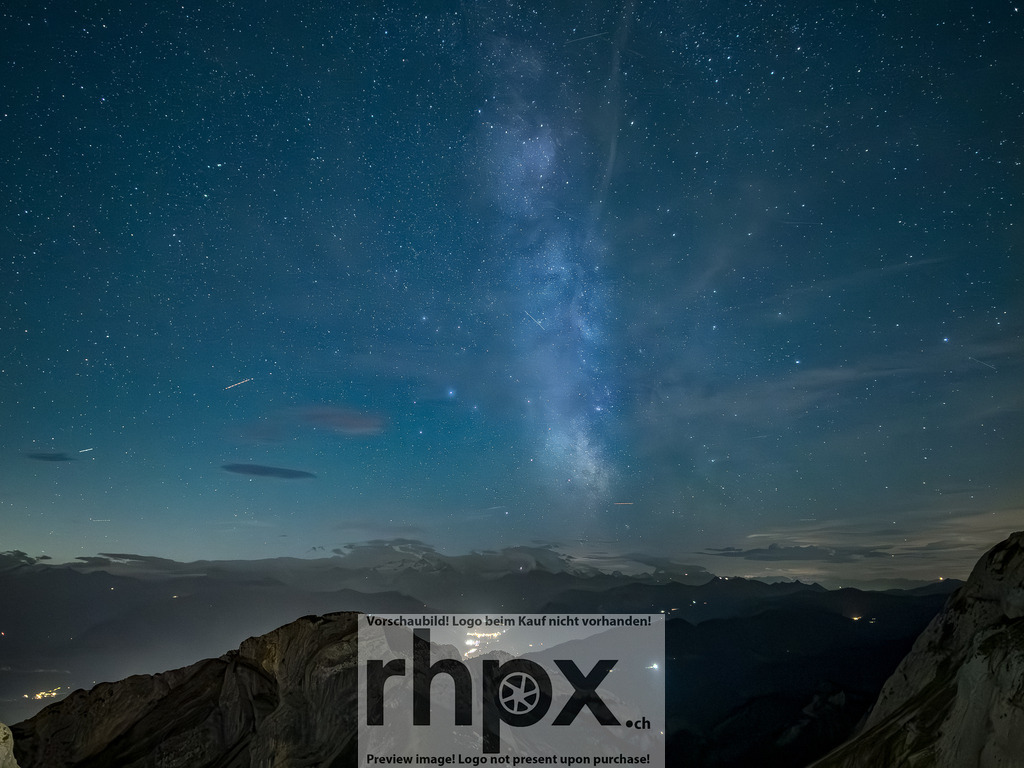 Astronomieabend am Pilatus | Kosmos. Licht. Staunen.Unter dem weiten Sternenzelt auf dem Pilatus versammeln sich Begeisterte, um in die Tiefen des Universums zu blicken.  - Realisiert mit Pictrs.com