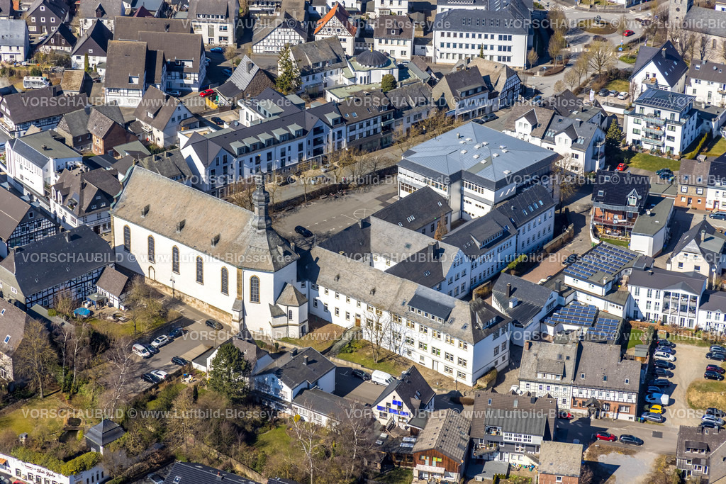 HB-Brilon220303156 | Luftbild, Kirche St. Nikolai und Sekundarschule Brilon Heinrich-Lübke-Schule, Brilon, Sauerland, Nordrhein-Westfalen, Deutschland