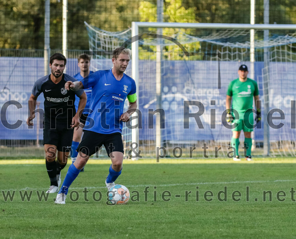 2023-07-14_064_FC_Langengeisling_gegen_FC_Velden-Eberspoint | Erding, Deutschland, 14.07.2023:
Fußball, Bezirksliga Oberbayern Ost 2023 / 2024, Testspiel, FC Langengeisling gegen FC Velden-Eberspoint, Endergebnis: 5:0

Kilian Stenzel (FC Langengeisling, #32), Florian Hagenberger (FC Velden-Eberspoint, #9)

Foto: Christian Riedel / fotografie-riedel.net