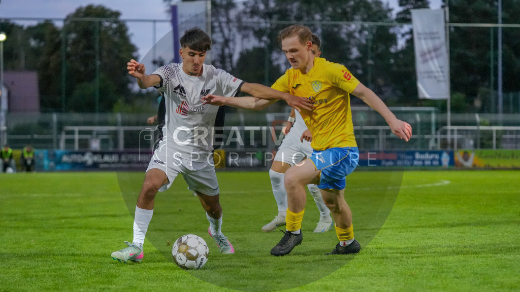 Fußball, Herren, Saison 2025/2026, Regionalliga Nordost, 4. Spieltag, FSV 63 Luckenwalde vs. BFC Preussen, Samstag 22.08.2025, Werner-Seelenbinder-Stadion Luckenwalde | Fußball, Herren, Saison 2025/2026, Regionalliga Nordost, 4. Spieltag, FSV 63 Luckenwalde vs. BFC Preussen, Samstag 22.08.2025, Werner-Seelenbinder-Stadion Luckenwalde, Im Bild: Chadi Ramadan (l. Preussen) und Niklas Kaus (r. Luckenwalde) - Realisiert mit Pictrs.com