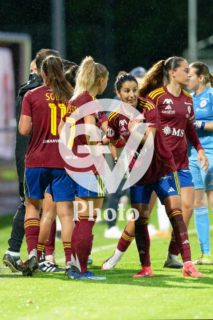 DZ9_4861_c | Switzerland: AXA Womens Super League 2025/26, Servette FC Chenois Feminin vs FC Aarau Frauen - Stade des Trois-Chene, Chene-Bourge: Ghoutia Habiba Karchouni (10 Servette FC Chenois Feminin) speaks with Anna Maria Therese Simonsson (17 Servette FC Chenois Feminin) 