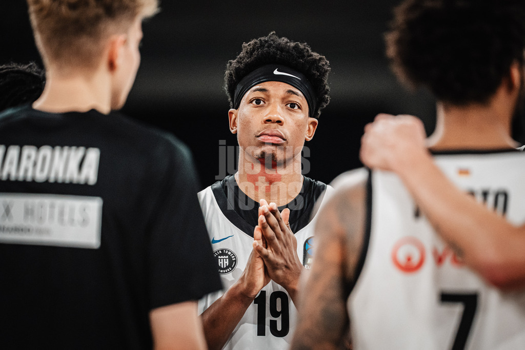 Basketball | Männer | Saison 2025/2026 | BKT EuroCup | Veolia Towers Hamburg vs. Bahcesehir College Istanbul | 14.10.2025 | Justin Edler-Davis (#19, Veolia Towers Hamburg) enttäuscht nach dem Spiel