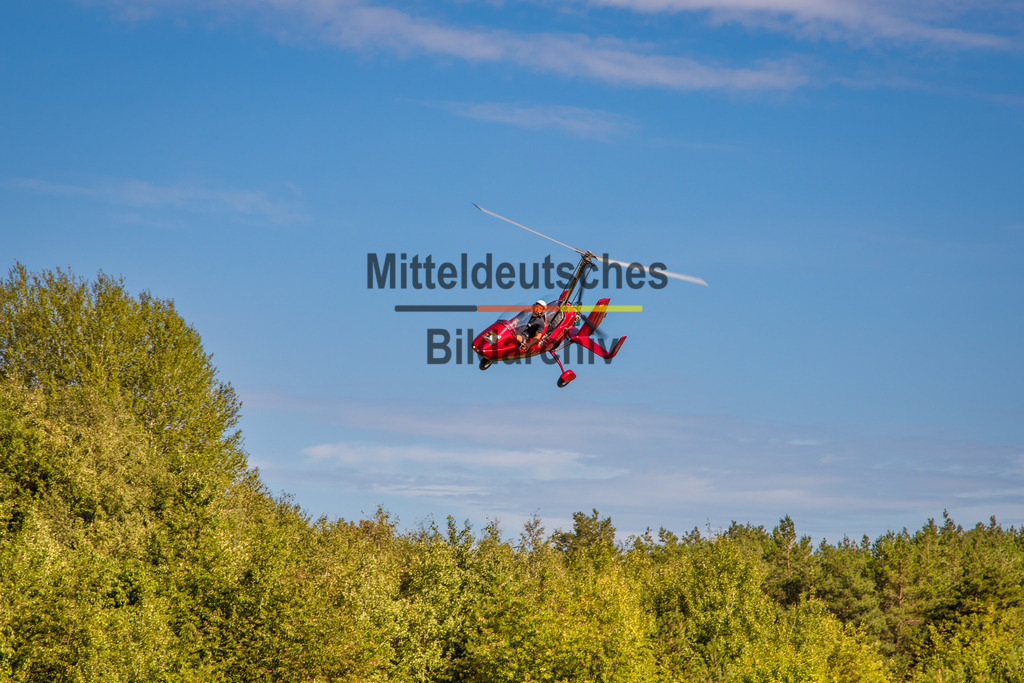 Gyrokopter-7125 | Der Pilot in seinem Tragschrauber, auch Gyrokopter genannt - Realisiert mit Pictrs.com