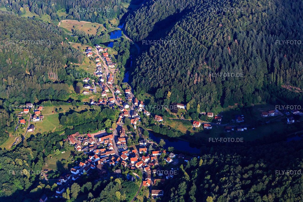 Dorf im Pfälzerwald aus Osten mit Weihern am Saarbach und Wengelsbach | Luftbild: Dorf im Pfälzerwald aus Osten mit Weihern am Saarbach und Wengelsbach in Schönau im Bundesland Rheinland-Pfalz in Deutschland. Foto: IMG_120947.jpg vom 26.06.2020 durch Werner Riehm/FLY-FOTO.de - Realisiert mit Pictrs.com